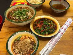 -拈签一笑黄牛肉辣卤串串