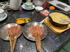 -何妹湿辣牛肉·粤式烧烤砂煲(桂雅路店)