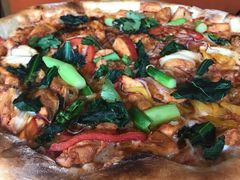香烤鸡肉比萨配香葱及西兰花-WOLFGANG PUCK KITCHEN & BAR(迪士尼小镇店)
