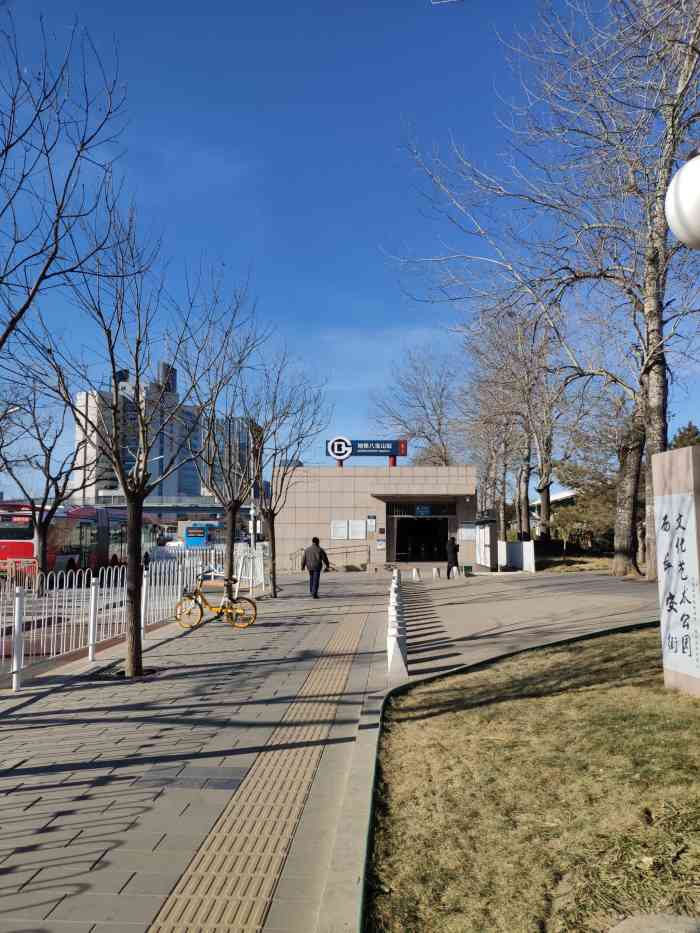 八宝山(地铁站)-"一个很陈旧的地铁站,因为现在维修,卫生间.