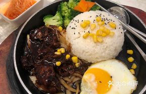 Black Pepper Beef Rice on Iron Plate