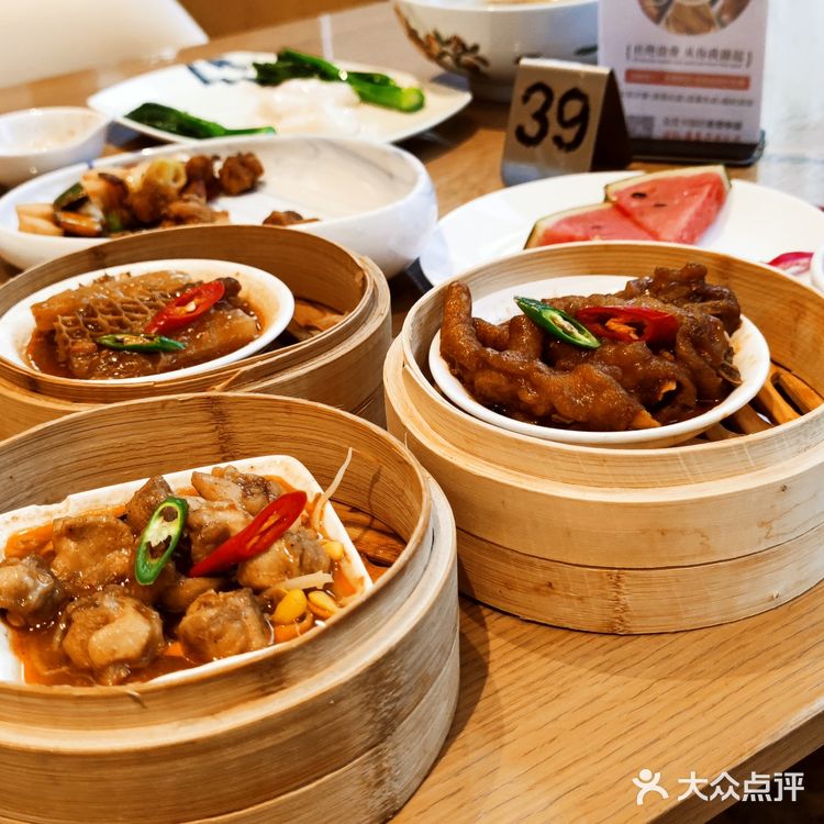 服务员会聚集在点菜的那里聊天，很少会过来转