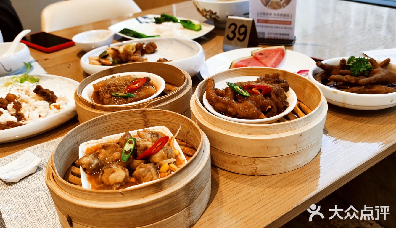 服务员会聚集在点菜的那里聊天，很少会过来转