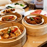 服务员会聚集在点菜的那里聊天，很少会过来转