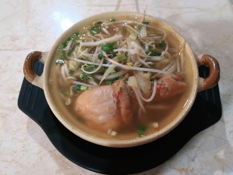 吴玉明记煲仔粉-"鸡腿粉鸡腿很嫩 汤微酸 淡淡的味道 绿豆.