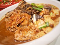 鸦片鱼头炖豆腐-小船渔村•大连菜•大连焖鱼(黄河路店)