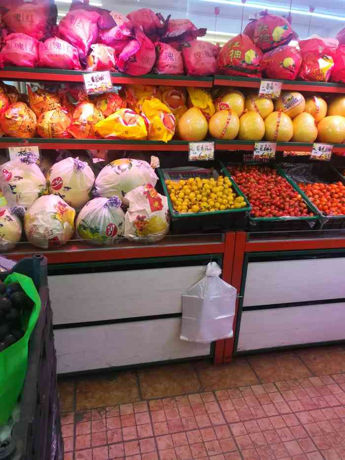 不错的一家平价水果店,西瓜可以现切.