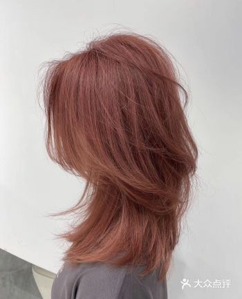 初秋只染一种发色 奶茶棕发不用漂，素颜染也超显白