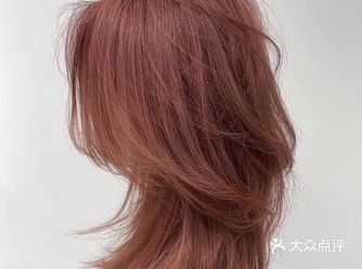 初秋只染一种发色 奶茶棕发不用漂，素颜染也超显白