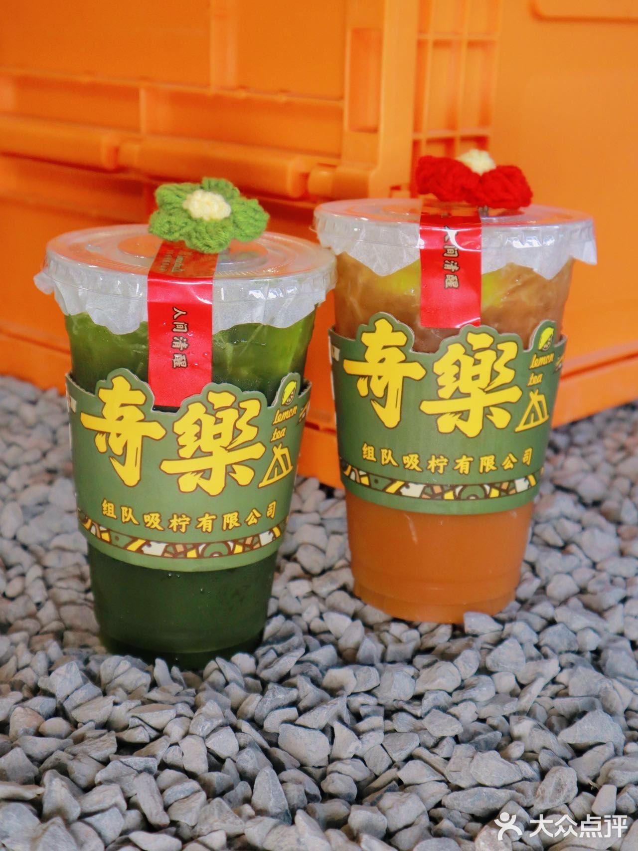 门口摆了露营的座椅，看上去很特别，店里虽然不算大
