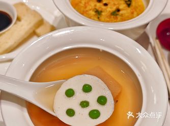 几道菜精致极了，红烧肉入口即化，还搭配了蝴蝶饼