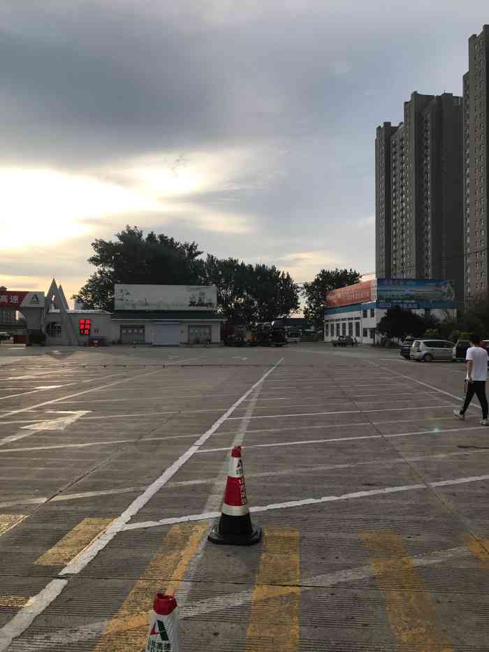 潍坊服务区·停车场-"从河南回青路,青银高速的潍坊服务站,话说.