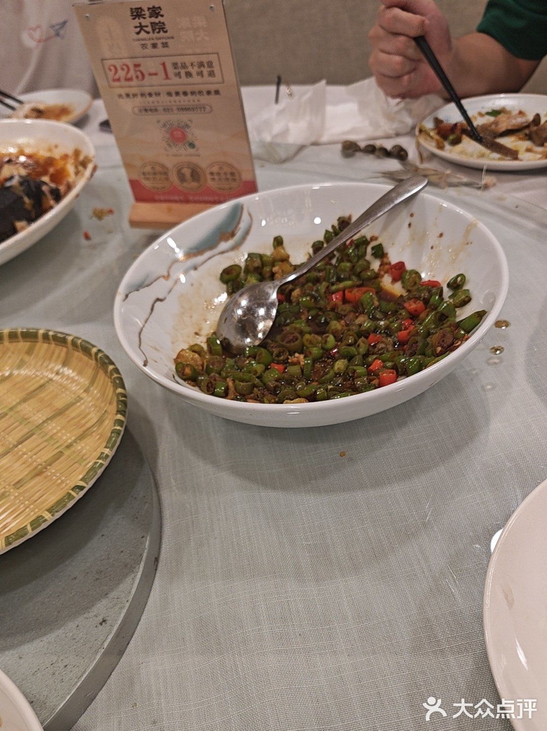 大圆桌下的友情时光