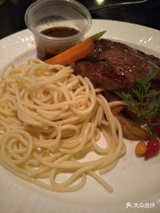 美式沙朗牛扒伴意粉配黑胡椒汁