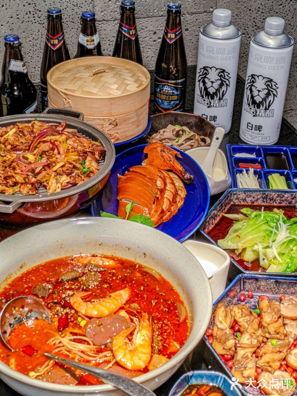 走进这家小馆，仿佛穿越时空，一边品尝着传统宫廷菜