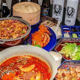 走进这家小馆，仿佛穿越时空，一边品尝着传统宫廷菜