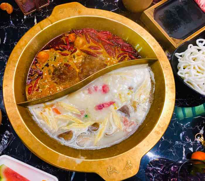 椒房火锅-"网红火锅椒房^o^ 朋友带来吃的,粉粉嫩."-大众点评移动版