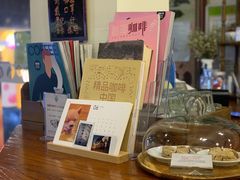 面包甜点陈列柜-HUG COFFEE(鼓楼店)