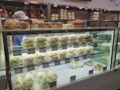 面包甜点陈列柜-白玉兰食品(中山公园龙之梦店)