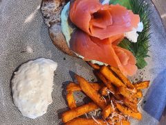 三文鱼鸡蛋牛油果三明治-SMAKA(复兴soho店)