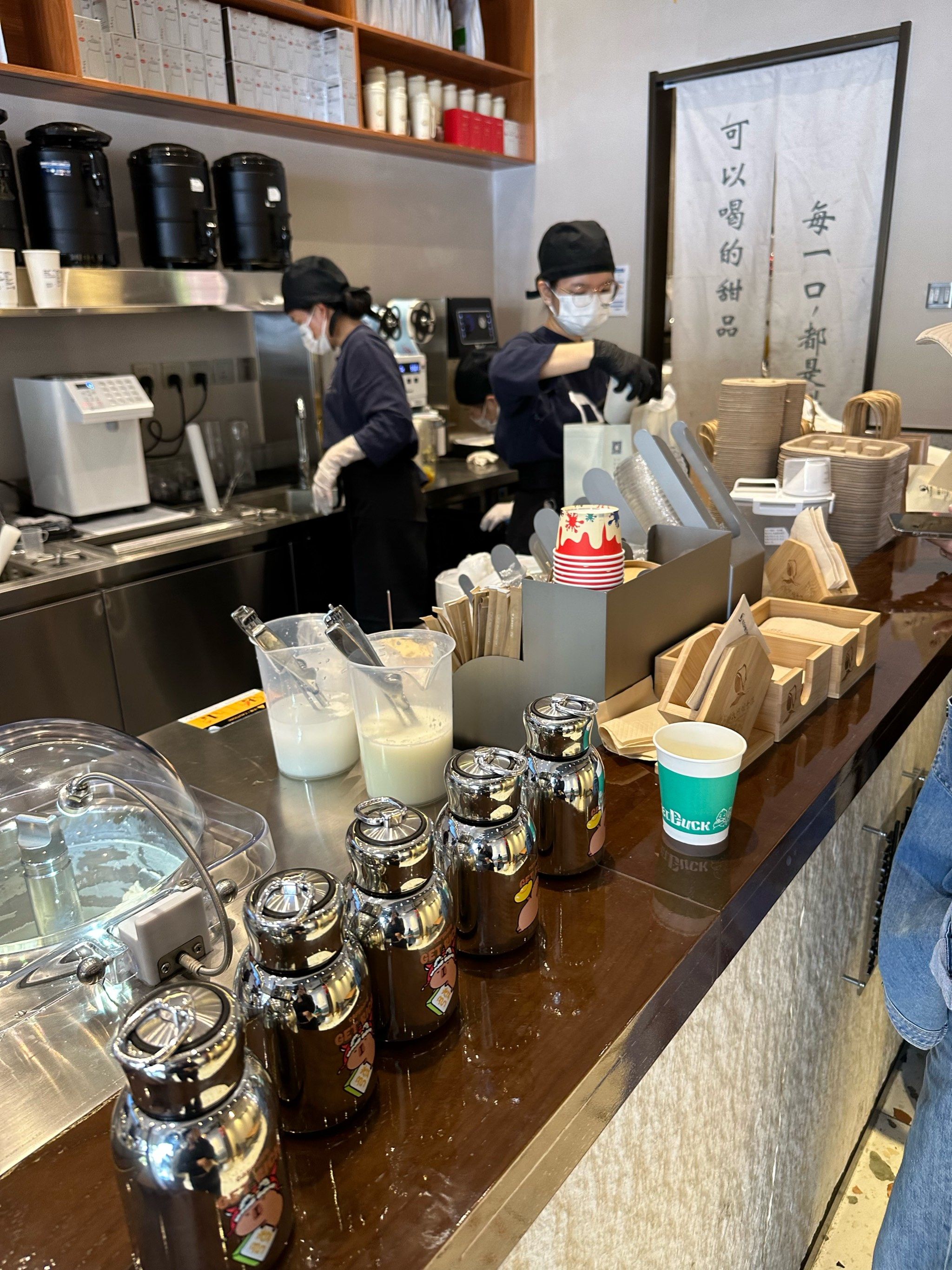 这家奶茶店的环境非常舒适,装修风格简约而