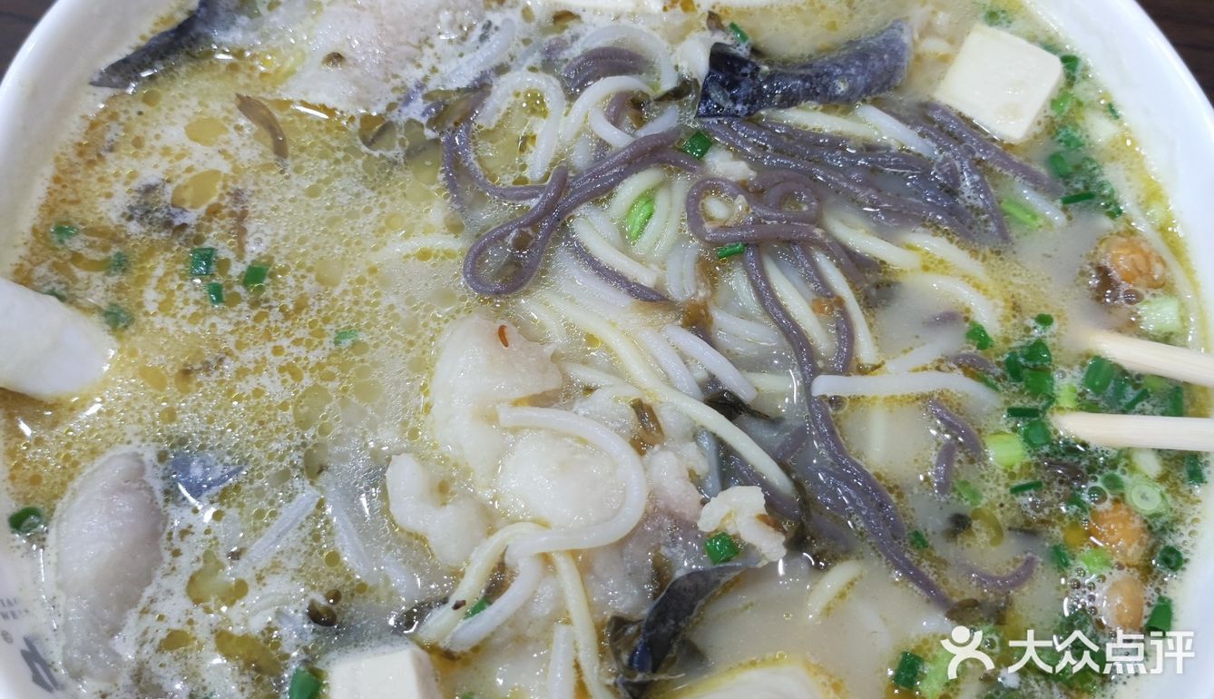 店里还酸菜鱼饭,小吃喝奶茶