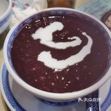 丰盛里这家港式餐厅适合家人聚餐；「庙街风沙鸡」表皮脆香