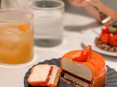 葡萄柚草莓萨伐仑松饼-潮一不贰·法式甜品·生日蛋糕·西式简餐(外滩店)