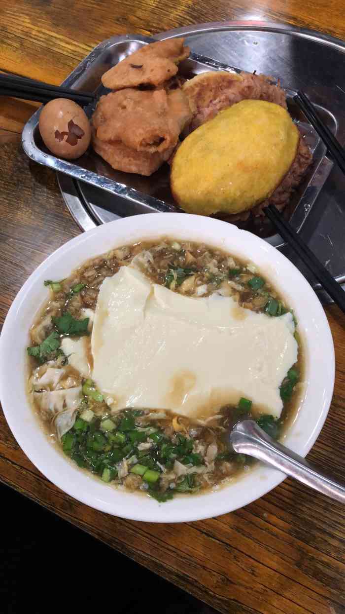 饶阳豆腐脑-"大早晨被老头拉来吃饶阳豆腐脑,要了碗豆腐.