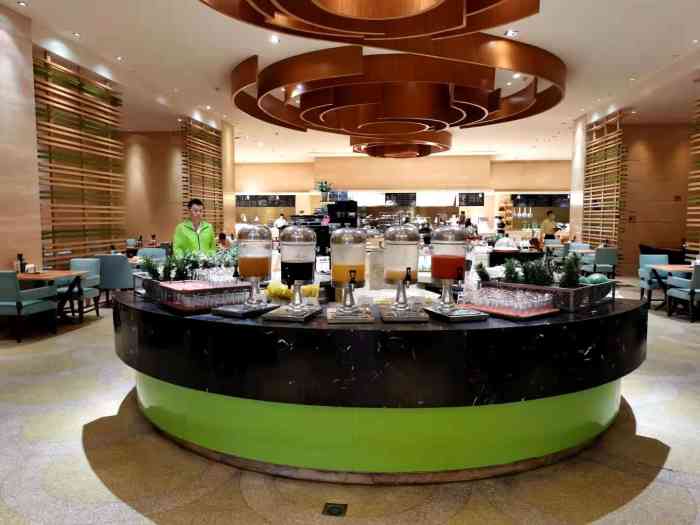 三亚海棠湾喜来登度假酒店-盛宴西餐厅-"从酒店大堂往下走,经过一条长