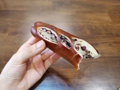 红豆碱水面包-天井·丑面包搭咖啡