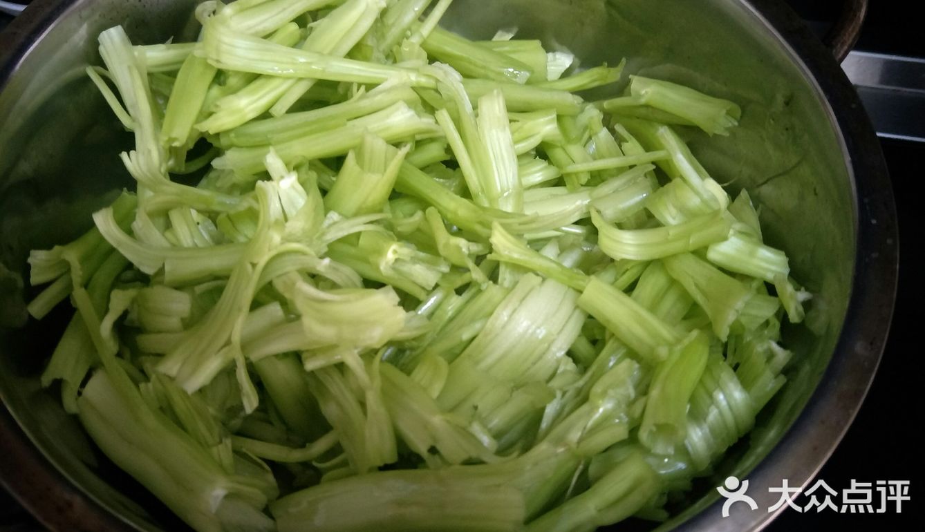 新鲜健康的空心菜梗豆芽炒肉片！