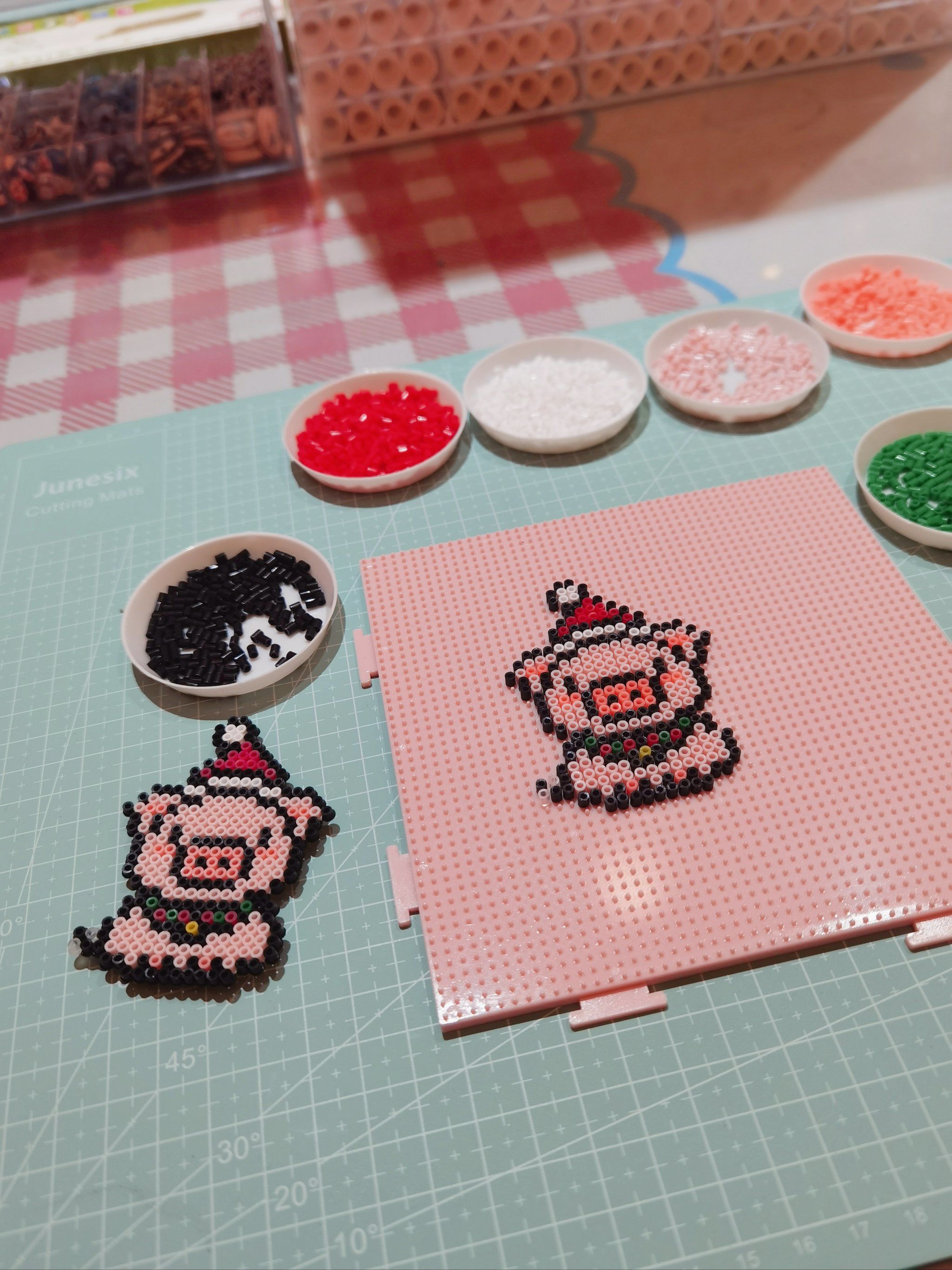 n先拼黑色的边框会比较快一点
以前以为拼豆是为了提升小朋友们的