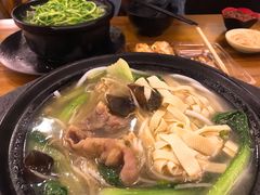 -丽虹云南过桥米线(兴工街店)