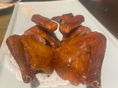 红烧脆皮乳鸽-老坑记·香港经典粤菜馆