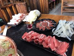 五花猪肉卷-果松木炭酸菜铜火锅·外婆参鸡汤