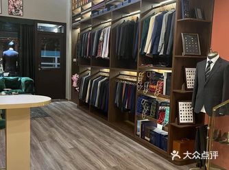 一套西装是一个男人的标志，从上到下的散发出来的气质