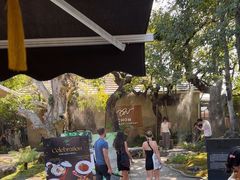 -Chom Cafe and Restaurant