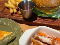 -三勾JJJ Burger&Coffee(梅溪湖店)