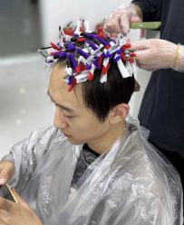 -一家只做男发烫染的店