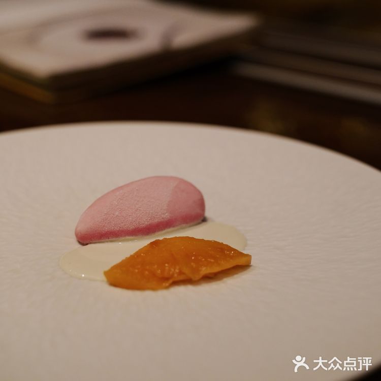 搭配煎蛋造型的迷迭香和芒果酱 萌!