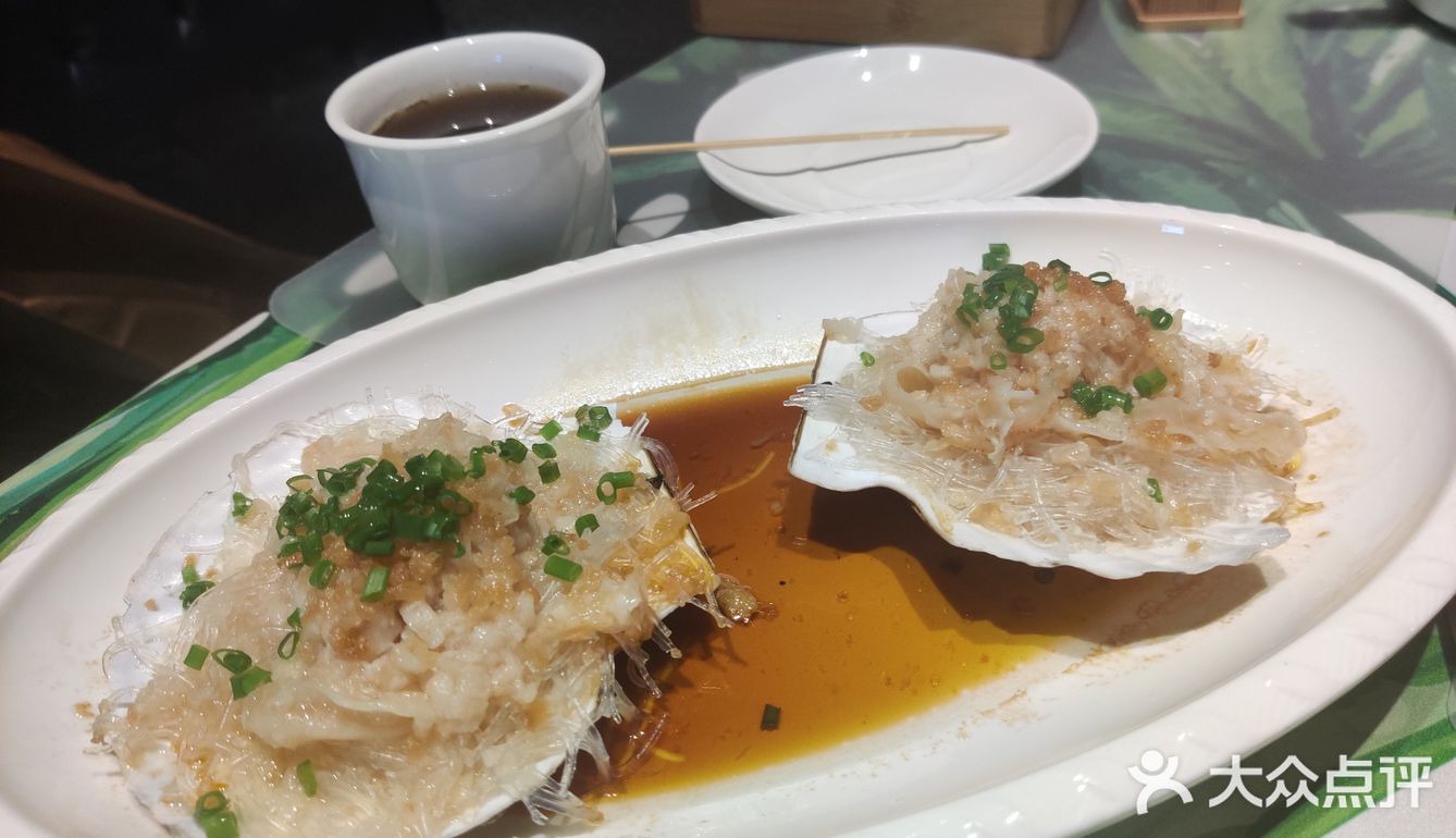 门口停车位充足，有两层。河虾比较新鲜，壳硬
