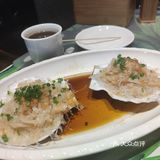 门口停车位充足，有两层。河虾比较新鲜，壳硬