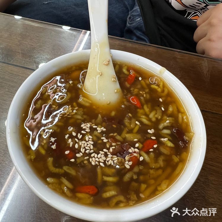 贾三灌汤包，牛肉汤包+八宝粥闭眼入