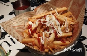 Snow Mountain Cheese Fries