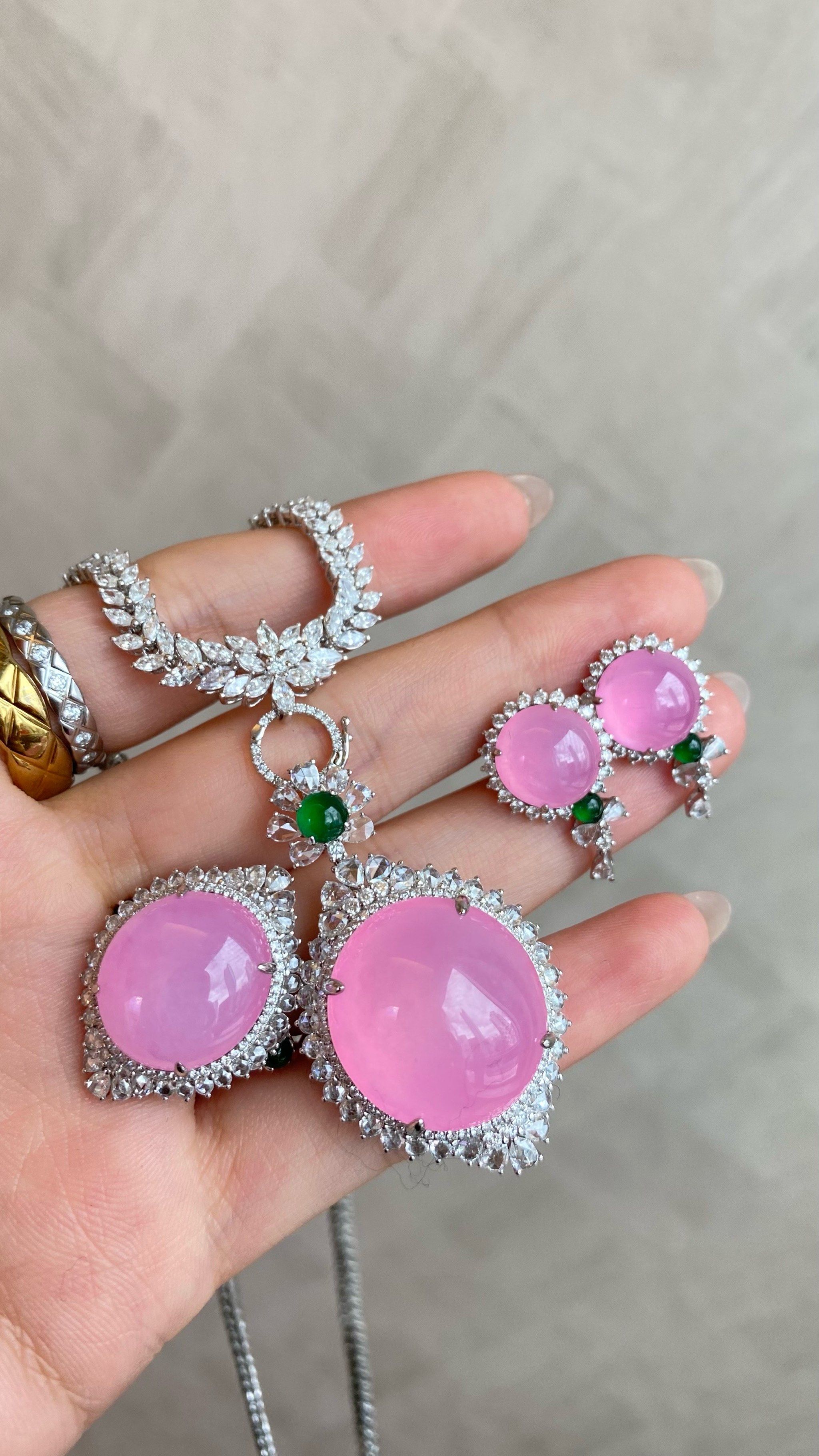 紫气东来,#翡翠套装 谁能不爱啊? 白富美看的自然光和上身