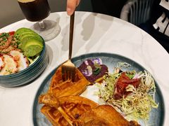 油封鴨腿配窩夫、血橙-layback cafe & bar