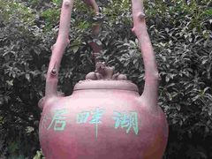 门口的巨型茶壶-湖畔居茶楼(湖滨店)