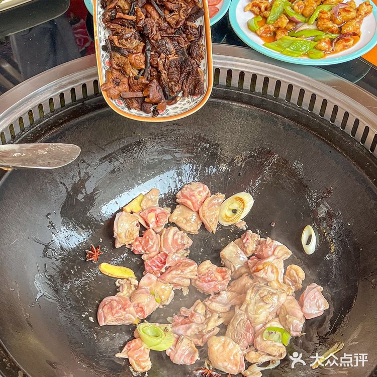 不用去东北!广州也有正宗铁锅炖吃❗️