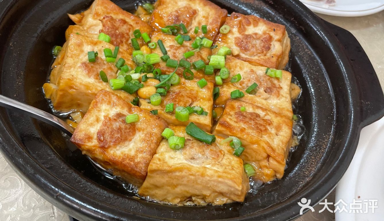 我们点了团购双人套餐店内的招牌菜,烧鸡外皮金黄酥脆